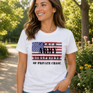 愛国心あふれる陸軍の彼女の旗 Tシャツ