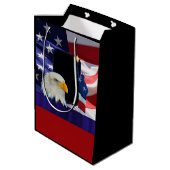 愛国心が強いアメリカのワシおよび旗 ミディアムペーパーバッグ (裏面アングル)