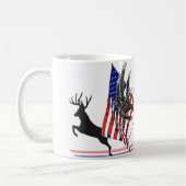 愛国心が強いオジロ鹿の木びき台 コーヒーマグカップ (左)