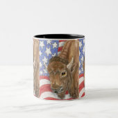 愛国心が強いバッファローおよび米国旗 ツートーンマグカップ (中央)