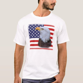 愛国心が強いワシおよび米国の旗 Tシャツ
