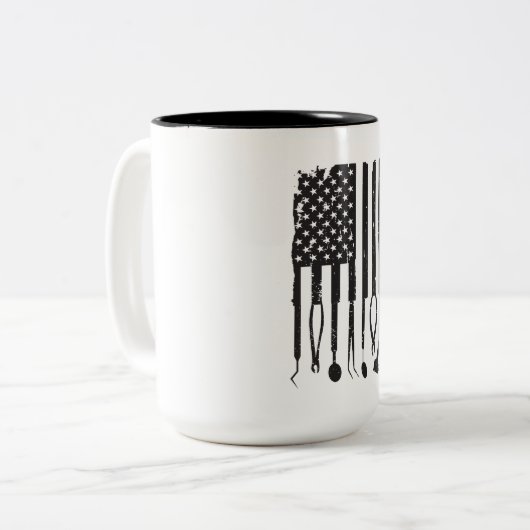 愛国心が強い歯科医の歯科衛生士の米国旗 ツートーンマグカップ (正面左)