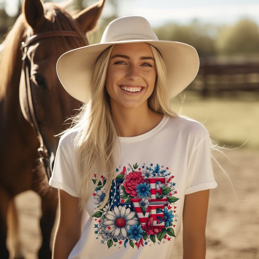 愛国心と愛の独立記念日 Tシャツ