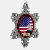 愛国心のあるアメリカ、バッファローのプレイド、イーグル、アメリカ国旗 スノーフレークピューターオーナメント (左)