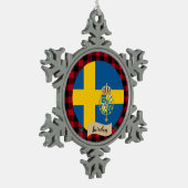 愛国心のあるスウェーデン、赤いバッファローのプレイド、スウェーデン国旗 スノーフレークピューターオーナメント (左)