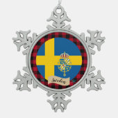 愛国心のあるスウェーデン、赤いバッファローのプレイド、スウェーデン国旗 スノーフレークピューターオーナメント (正面)