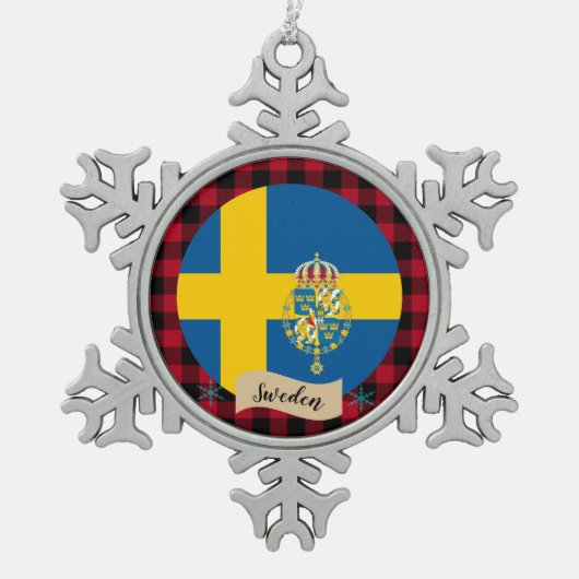 愛国心のあるスウェーデン、赤いバッファローのプレイド、スウェーデン国旗 スノーフレークピューターオーナメント (正面)