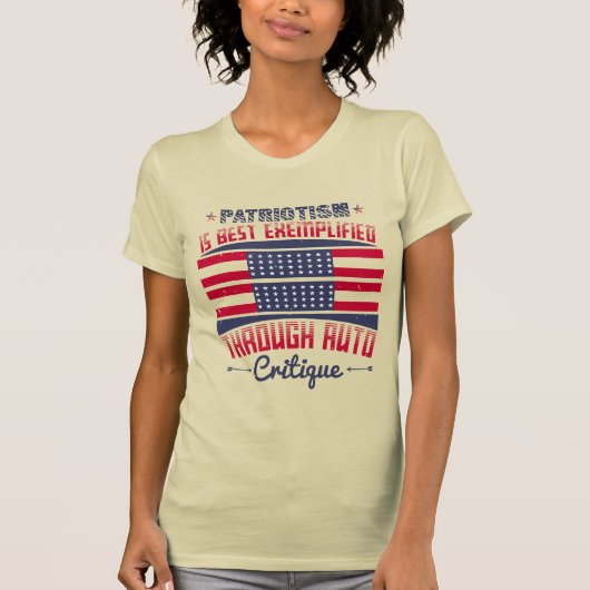 愛国心は最高の自動批判を通じて例示される Tシャツ (正面)