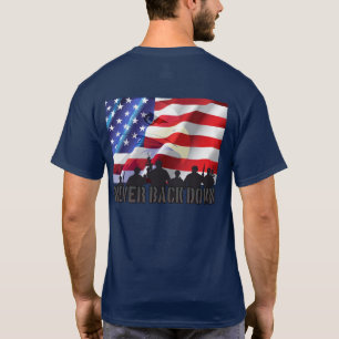 愛国心は決してイーグルの国旗と兵士を取り消さない Tシャツ