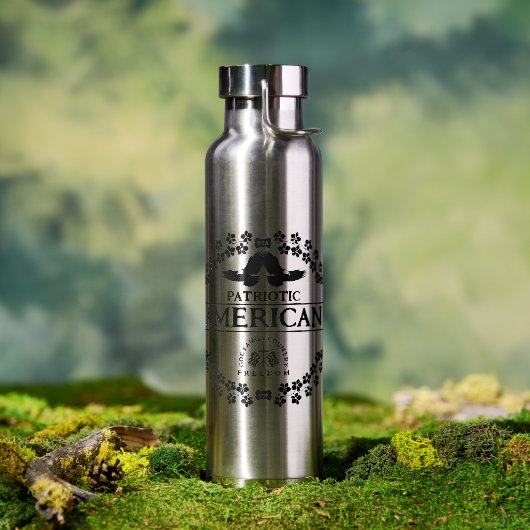 愛国的なアメリカ人 GOD FAMILY COUNTRY FREEDOM ウォーターボトル (アウトドア)