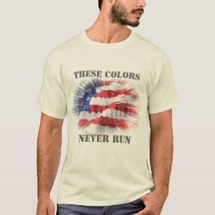 愛国的なアメリカ国旗これらの色は決していない Tシャツ