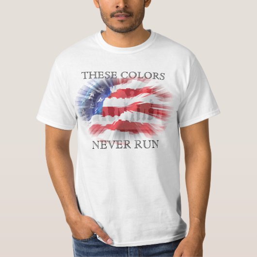 愛国的なアメリカ国旗これらの色は決していない Tシャツ (正面)
