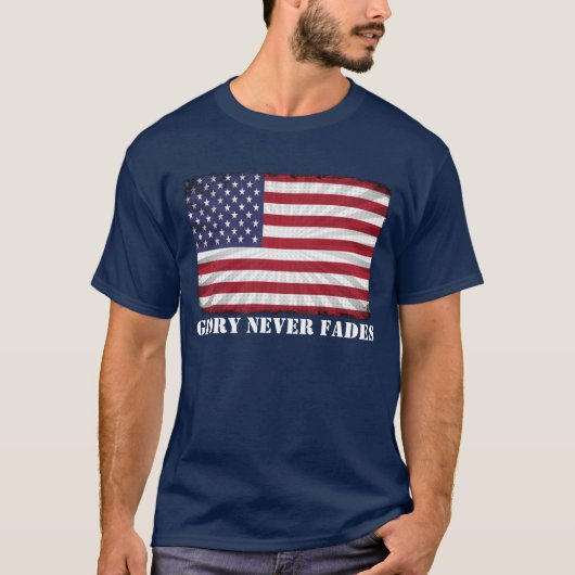 愛国的なアメリカ国旗の栄光は決して色褪せない Tシャツ (正面)