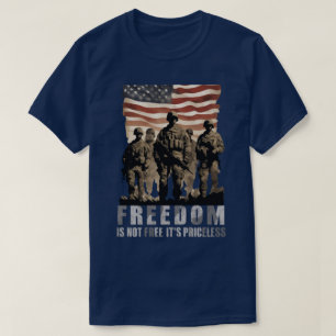 愛国的なアメリカ国旗の自由は自由ではない Tシャツ