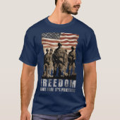 愛国的なアメリカ国旗の自由は自由ではない Tシャツ (正面)