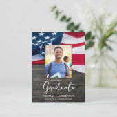 愛国的なアメリカ国旗の軍隊卒業 インビテーションポストカード (スタンド正面)