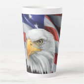 愛国的なアメリカ国旗ハゲ・イーグル・コーヒーマグ カフェラテマグ (正面)