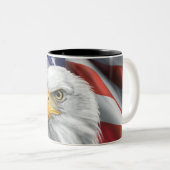 愛国的なアメリカ国旗ハゲ・イーグル・コーヒーマグ ツートーンマグカップ (正面右)