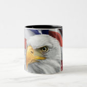 愛国的なアメリカ国旗ハゲ・イーグル・コーヒーマグ ツートーンマグカップ (中央)
