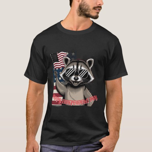 愛国的なアライグマなびくアメリカ国旗のカスタム Tシャツ (正面)