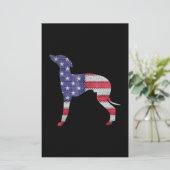 愛国的なイタリアングレイハウンドアメリカ国旗の刺繍 便箋 (スタンド正面)