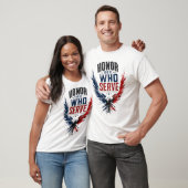 愛国的なイーグル ホノア・ゾース・サーブ Tシャツ (ユニセックス)