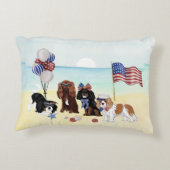 愛国的なキャリバリーキングチャールズスパニエル犬ビーチ アクセントクッション (裏面)