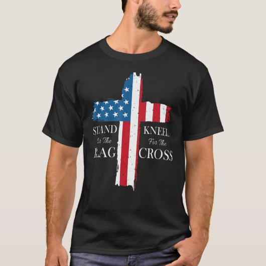 愛国的なキリスト教アメリカ合衆国が国旗Knの味方 Tシャツ (正面)