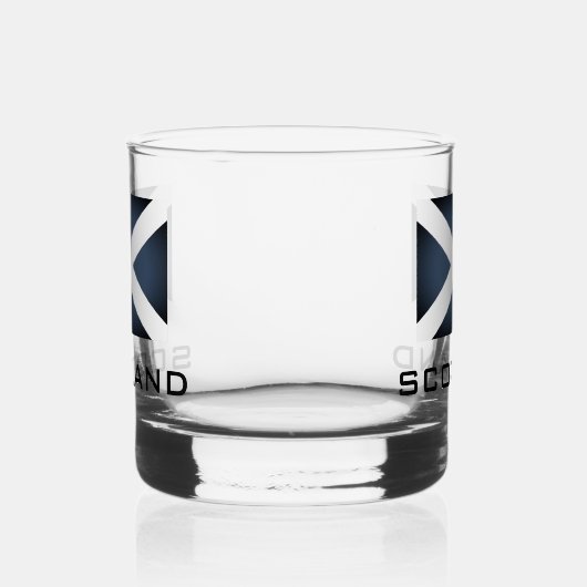 愛国的なスコットランド国旗のカスタムウイスキーのグラスを飲む ウイスキーグラス (左)