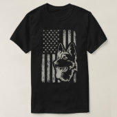 愛国的なドイツの羊飼いアメリカ国旗の犬の恋人 Tシャツ (デザイン正面)