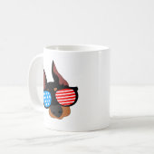 愛国的なドベルマン コーヒーマグカップ (正面左)