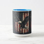 愛国的なハゲ・イーグル・アメリカ国旗のマグカップ ツートーンマグカップ (中央)