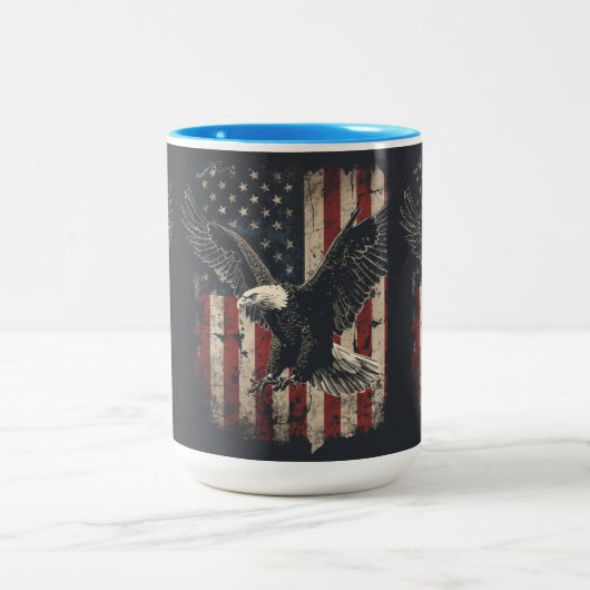 愛国的なハゲ・イーグル・アメリカ国旗のマグカップ ツートーンマグカップ (中央)