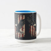 愛国的なハゲ・イーグル・アメリカ国旗のマグカップ ツートーンマグカップ (正面右)