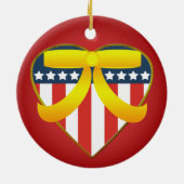 愛国的なハートイエローリボンラウンドオーナメント セラミックオーナメント (裏面)