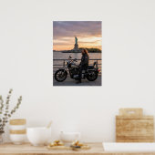 愛国的なバイク乗りの自由の女神・夕焼け・水辺 ポスター (キッチン)
