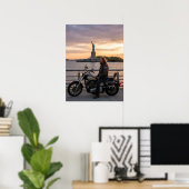 愛国的なバイク乗りの自由の女神・夕焼け・水辺 ポスター (ホームオフィス)