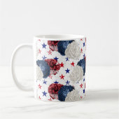 愛国的なブルーレッドスターローズブーケ コーヒーマグカップ (左)