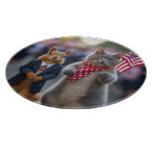 愛国的なリスと猫 カッティングボード (角)