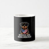 愛国的なロットワイラー英雄犬のベクターデザイン コーヒーマグカップ (中央)