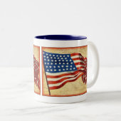 愛国的なヴィンテージアメリカ国旗の飲料用マグカップ ツートーンマグカップ (正面右)