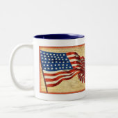 愛国的なヴィンテージアメリカ国旗の飲料用マグカップ ツートーンマグカップ (左)