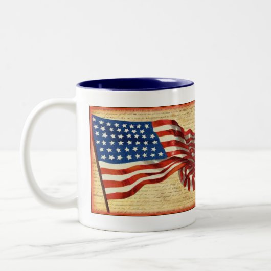 愛国的なヴィンテージアメリカ国旗の飲料用マグカップ ツートーンマグカップ (左)