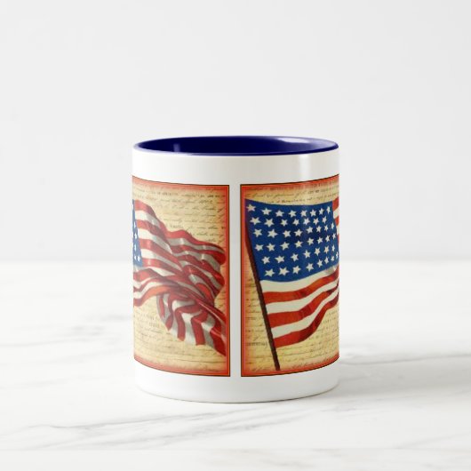 愛国的なヴィンテージアメリカ国旗の飲料用マグカップ ツートーンマグカップ (中央)