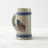 愛国的な尊敬、大きなアメリカ国旗の上のワシ ビールジョッキ (正面左)