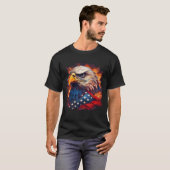 愛国的な炎をまとった大胆なアメリカンワシ Tシャツ (正面フル)