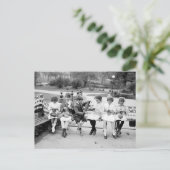 愛国的な編み物ビー、1900年代初期 ポストカード (スタンド正面)