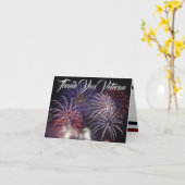 愛国的な花火、旗とイーグル退役軍人 カード (黄色い花)