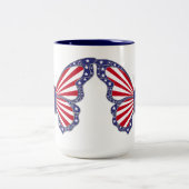 愛国的な赤い白と青い蝶のマグ ツートーンマグカップ (中央)