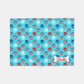 愛国的な赤と青の犬の足のパターン フリースブランケット (正面(横))